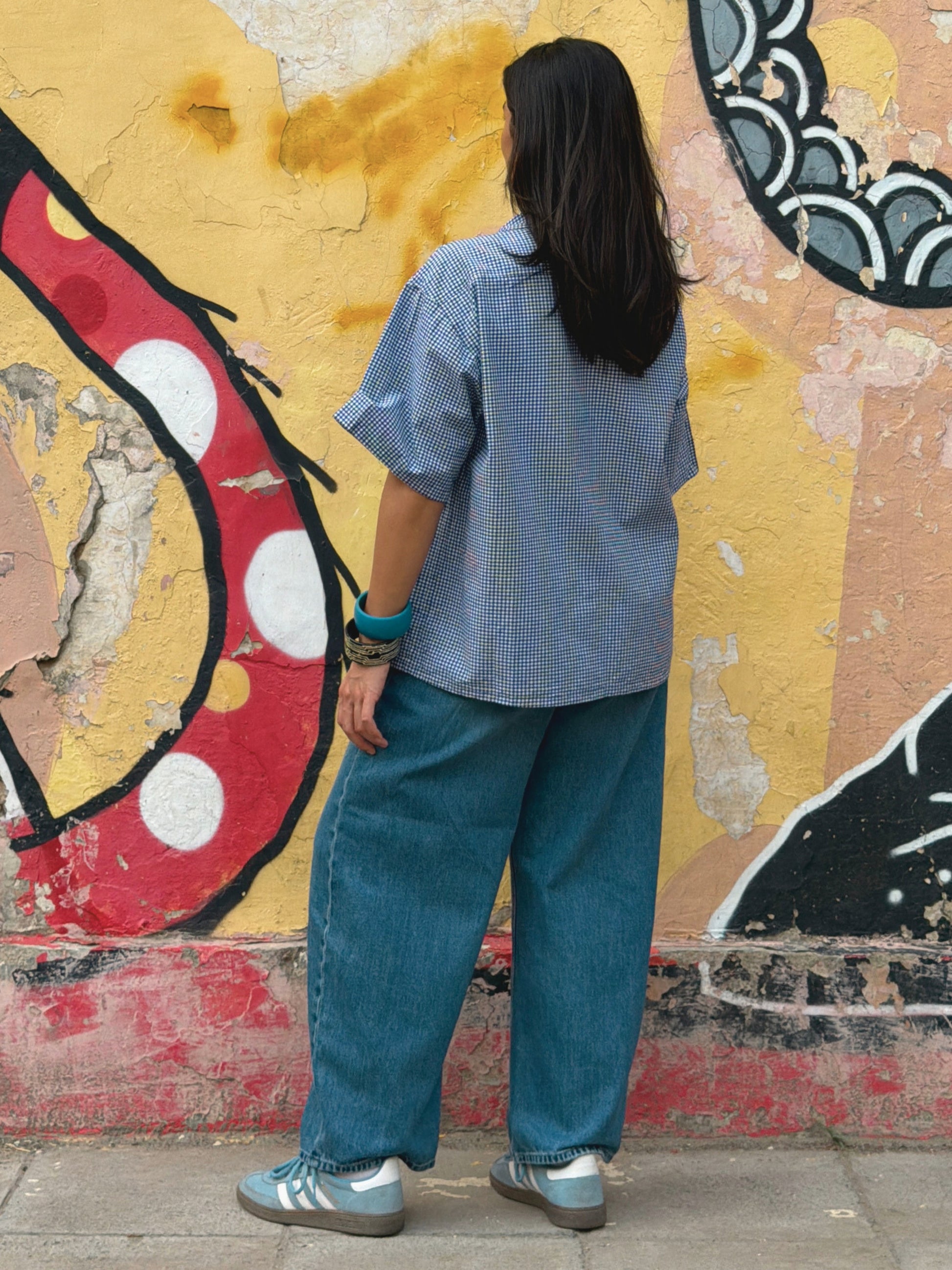 back side of the ikami classic london shirt on a woman